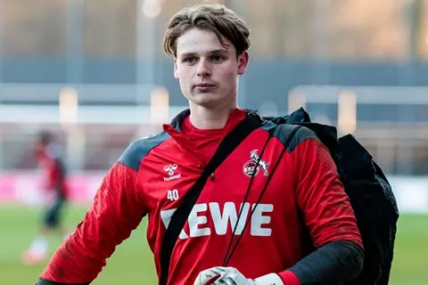 كومباني يثق في قدرة حارس بايرن الثالث على تعويض نوير